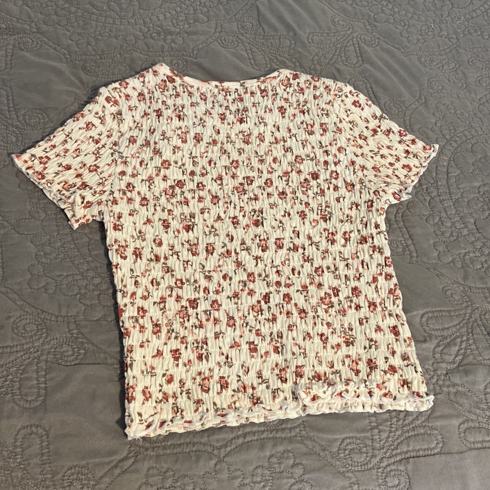 White ruched top with red floral print. XS in Hollister sizing